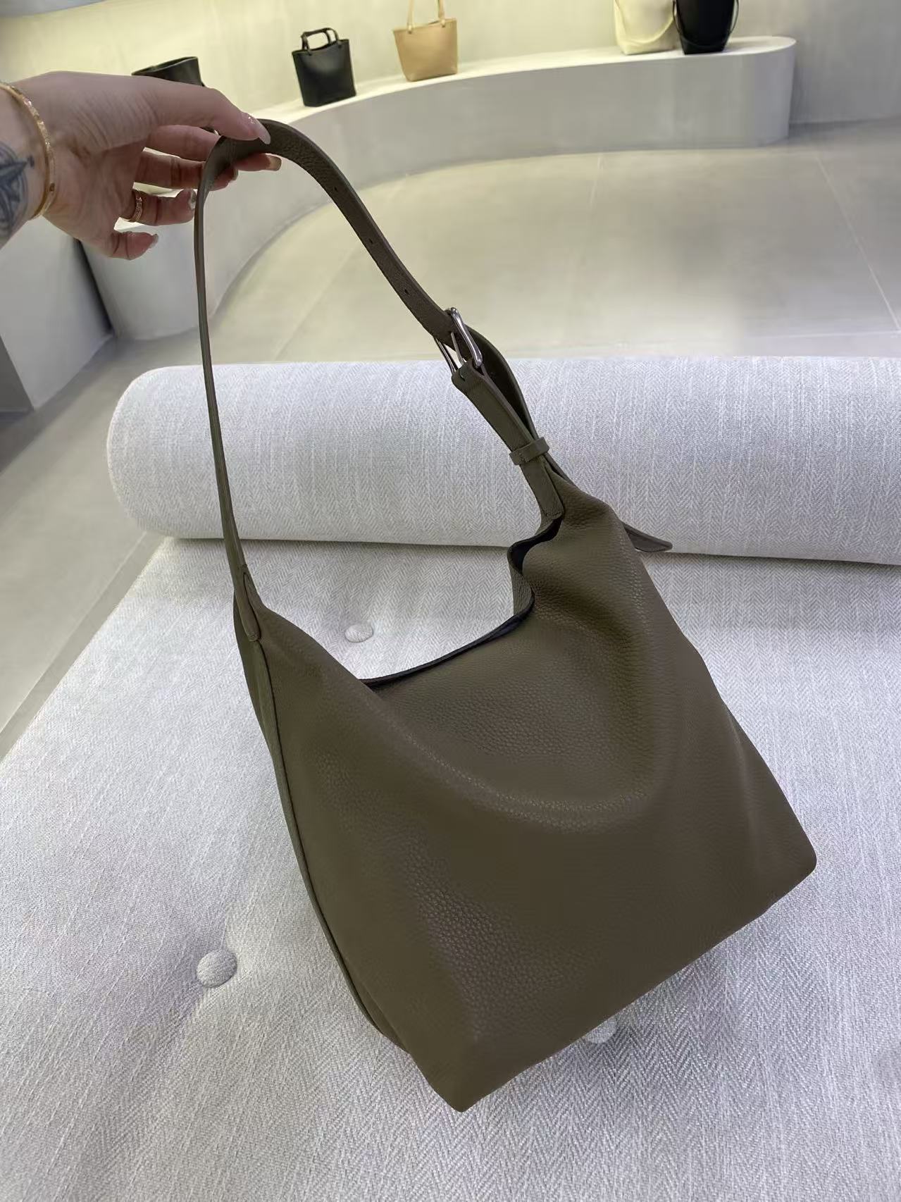아이사 Isa 카키브라운  (사슴가죽) 卡其绿 鹿皮
