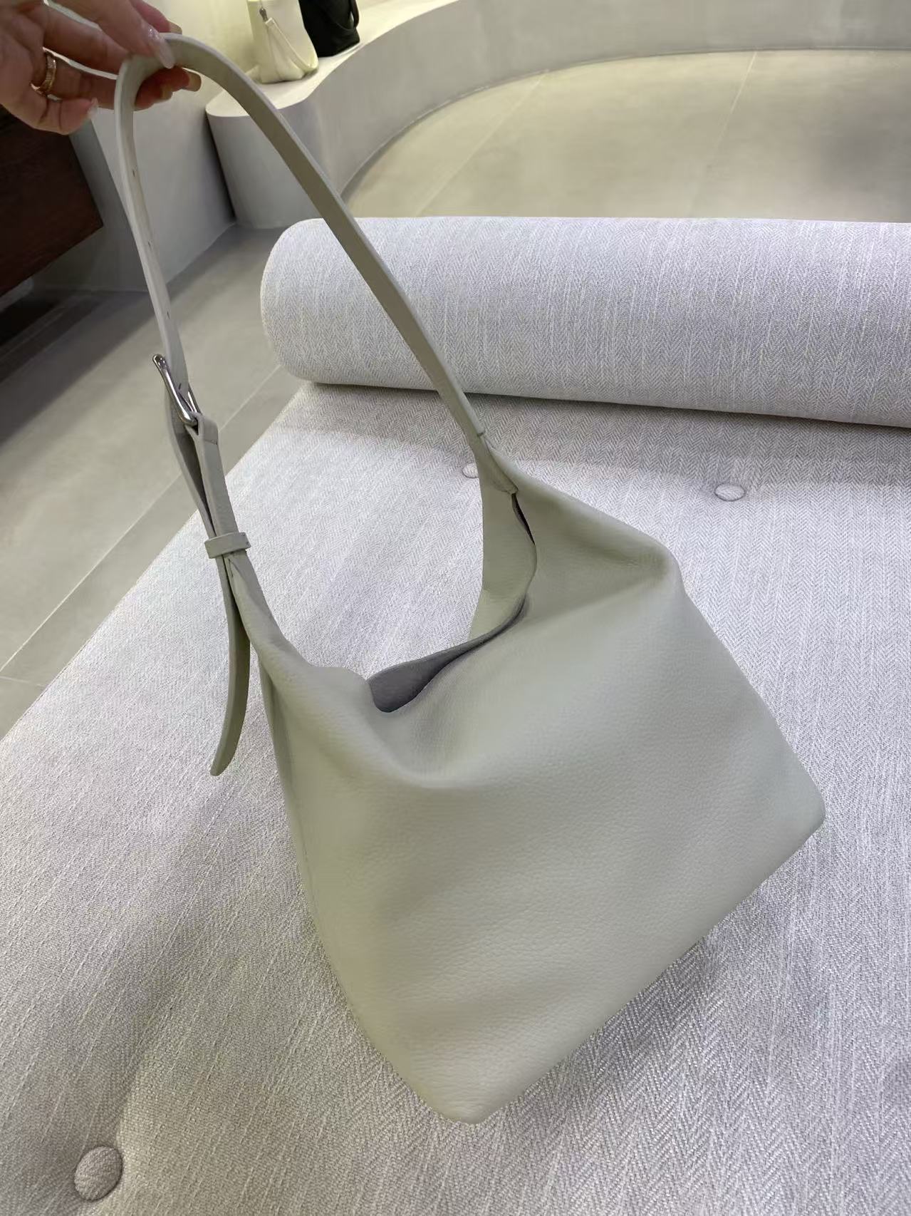 아이사 Isa 화이트 (사슴가죽) 杏白色 鹿皮