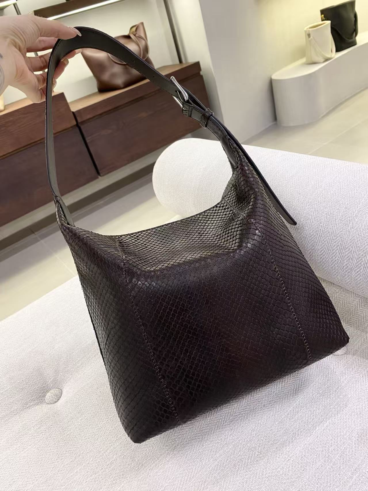 아이사 Isa 버건디 (뱀가죽) 乌木色 蟒蛇皮