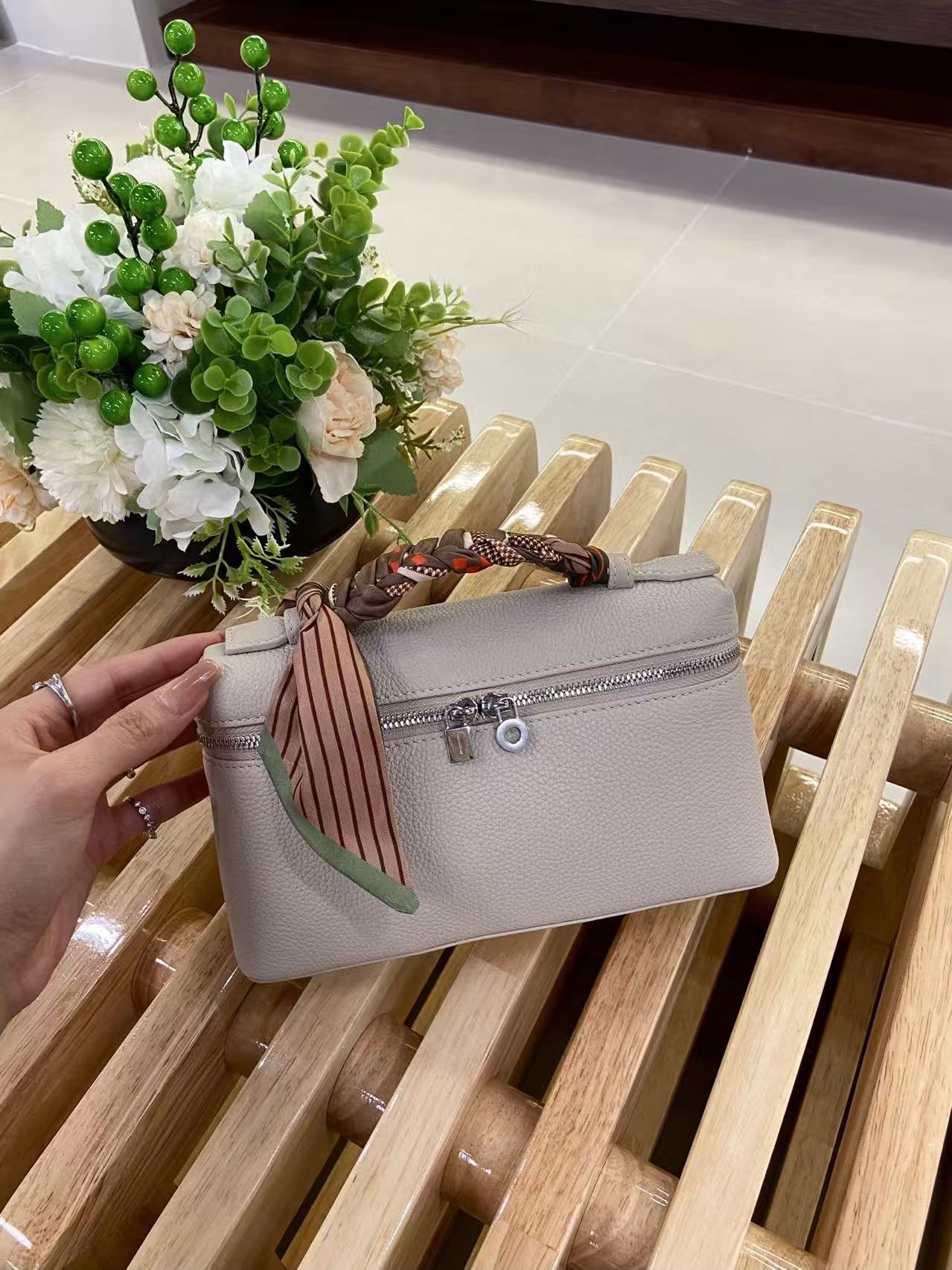 로로피아나 Loro Piana 19 보나도 牛皮浅石灰银扣