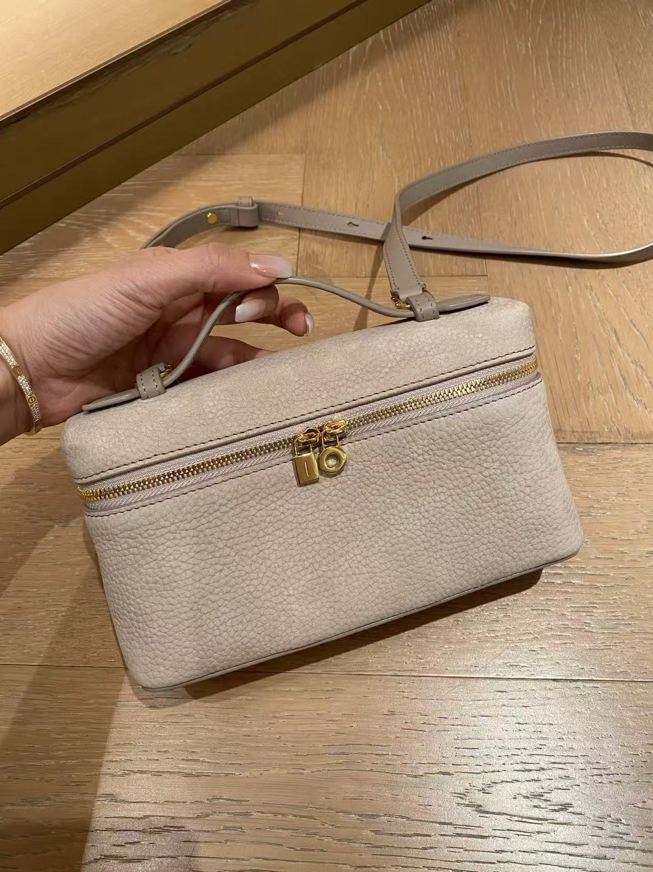 로로피아나 Loro Piana 19 누벅 丝绒奶灰